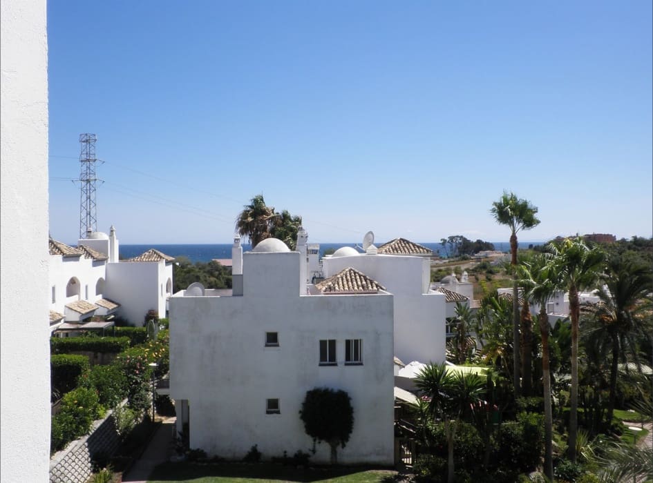 5 bedroom Townhouse for sale in Estepona with pool - € 435,000 (Ref: 9475986)