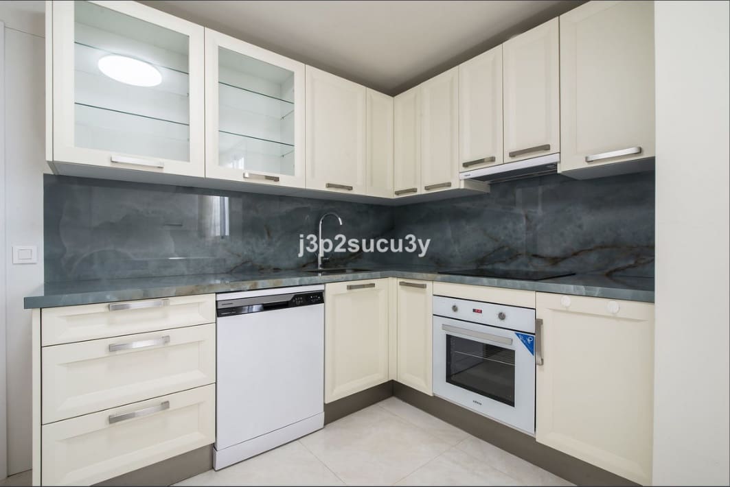 2 quarto Apartamento para venda em Estepona com piscina garagem - 370 000 € (Ref: 9478722)