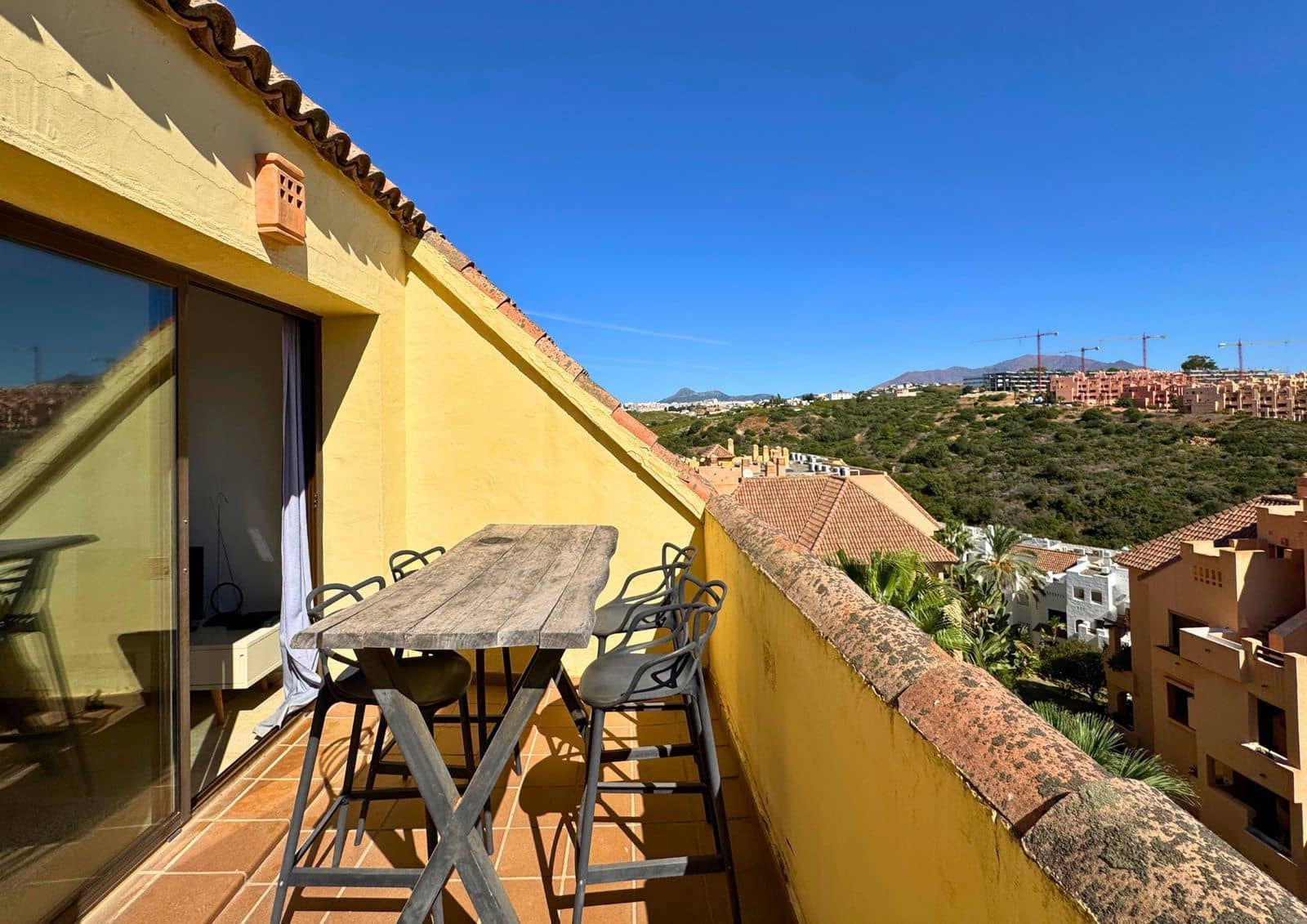 2 bedroom Penthouse for sale in La Duquesa / Puerto de la Duquesa with pool garage - € 223,000 (Ref: 9478782)