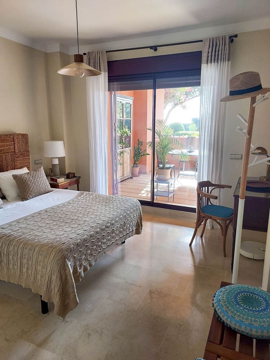 2 bedroom Apartment for sale in La Duquesa / Puerto de la Duquesa with pool garage - € 329,000 (Ref: 9478857)