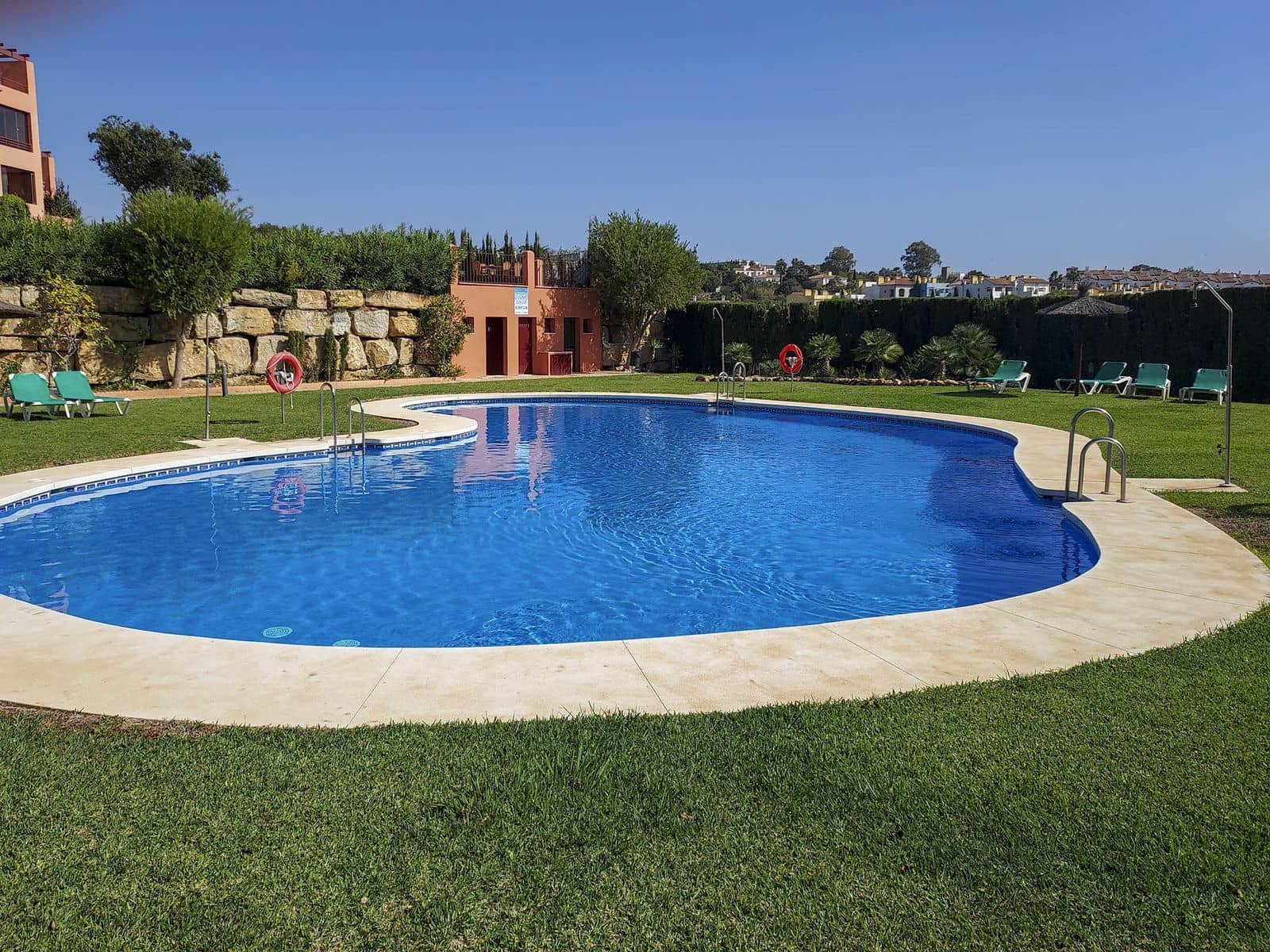 2 bedroom Apartment for sale in La Duquesa / Puerto de la Duquesa with pool garage - € 329,000 (Ref: 9478857)