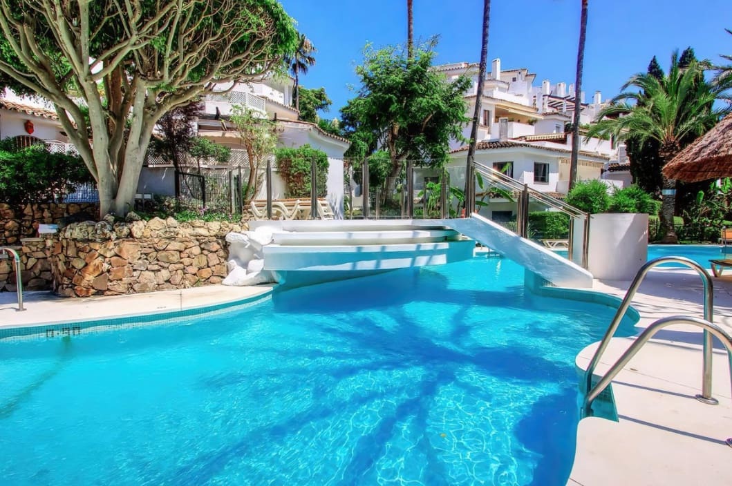 2 bedroom Apartment for sale in Elviria with pool garage - € 470,000 (Ref: 9479235)