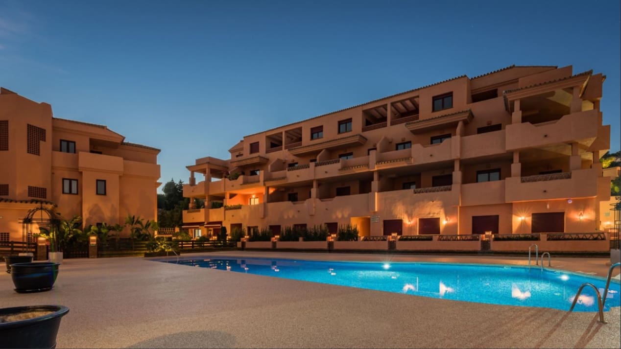 2 soveværelse Lejlighed til salg i El Paraiso med swimmingpool garage - € 360.000 (Ref: 9479295)