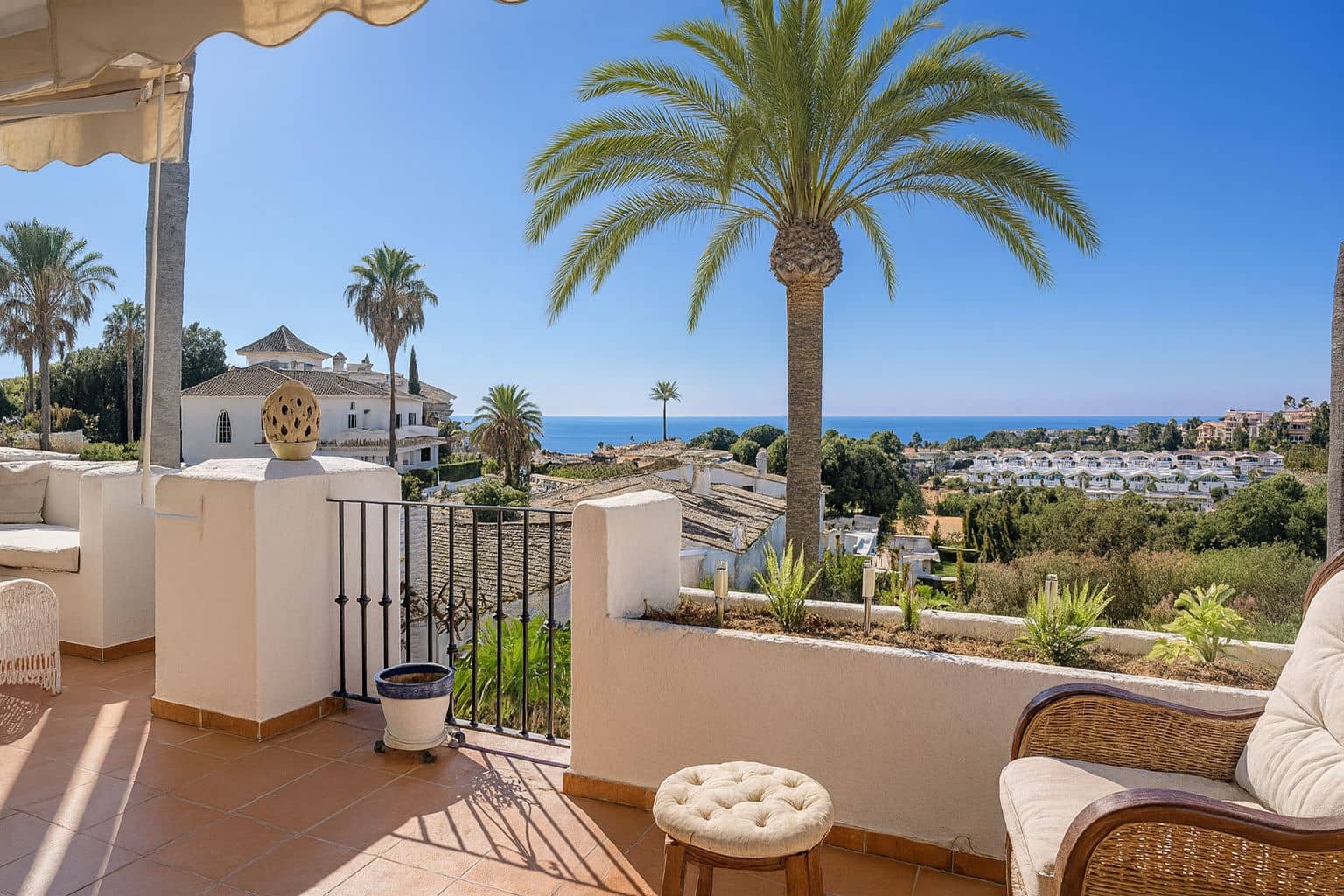 2 bedroom Apartment for sale in La Duquesa / Puerto de la Duquesa with pool - € 400,000 (Ref: 9482001)