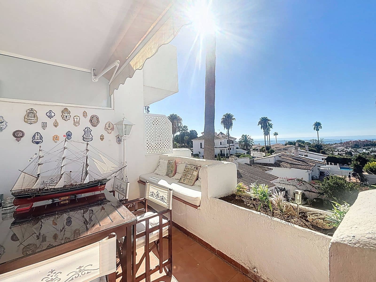 2 bedroom Apartment for sale in La Duquesa / Puerto de la Duquesa with pool - € 400,000 (Ref: 9482001)