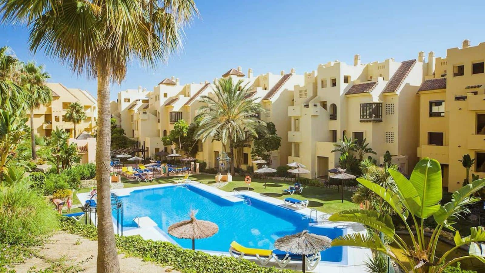 2 bedroom Apartment for sale in La Duquesa / Puerto de la Duquesa with pool garage - € 334,000 (Ref: 9482172)