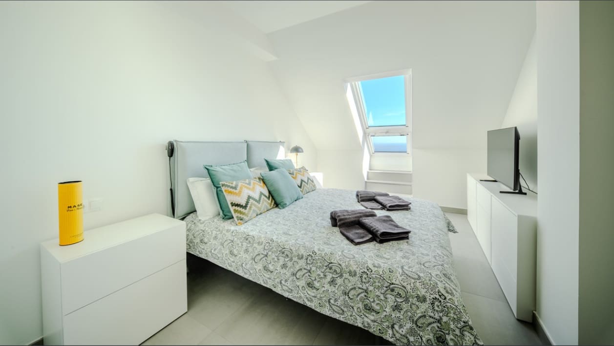 2 sypialnia Penthouse na sprzedaż w La Duquesa / Puerto de la Duquesa z basenem - 380 000 € (Ref: 9482184)