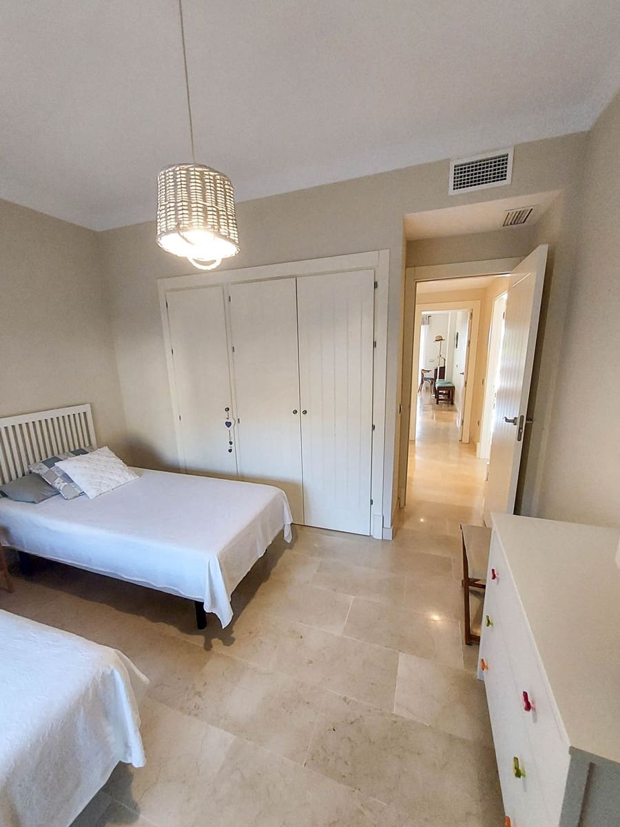 2 bedroom Apartment for sale in La Duquesa / Puerto de la Duquesa with pool garage - € 329,000 (Ref: 9482191)