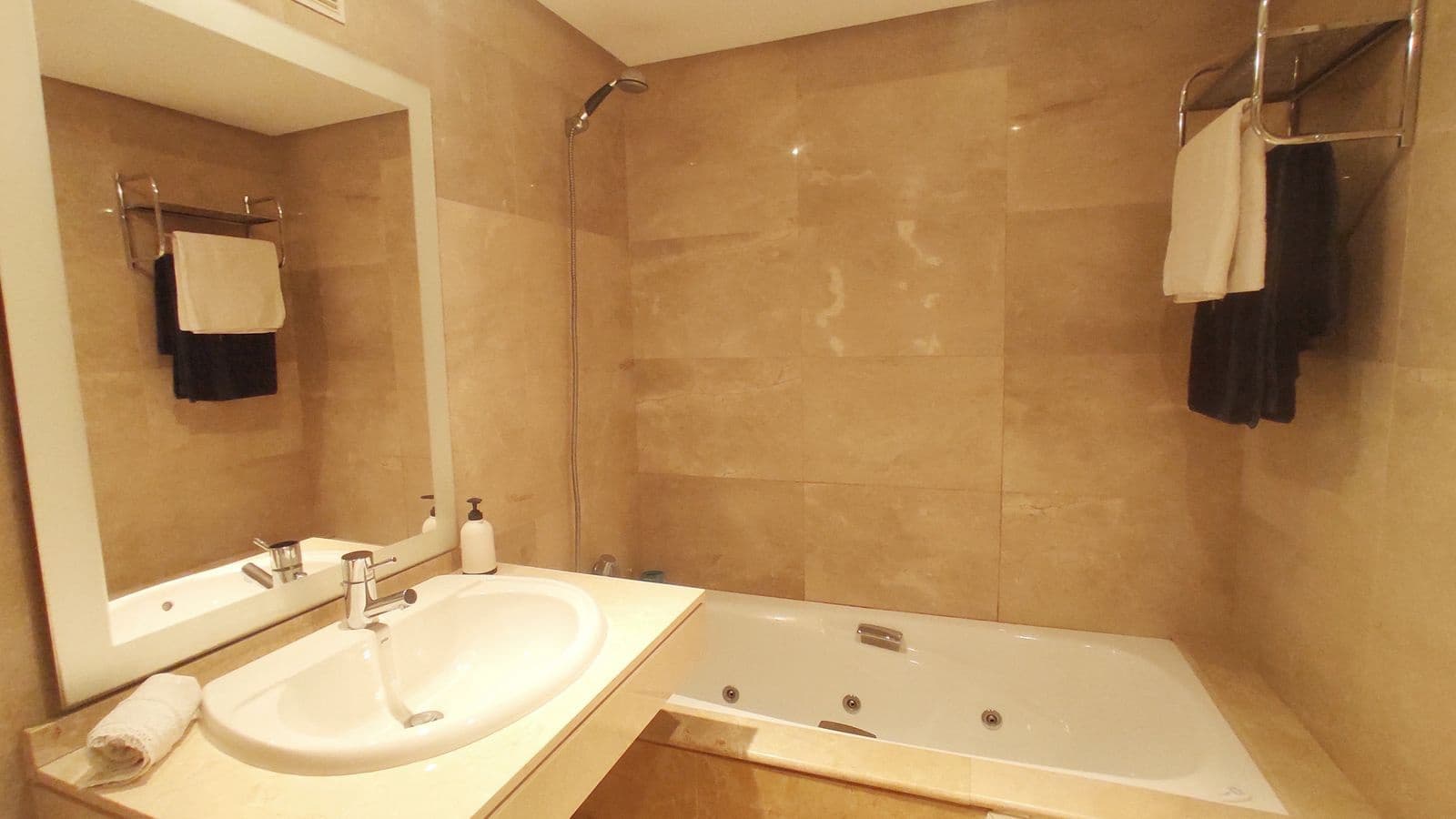 2 bedroom Apartment for sale in La Duquesa / Puerto de la Duquesa with garage - € 260,000 (Ref: 9499144)