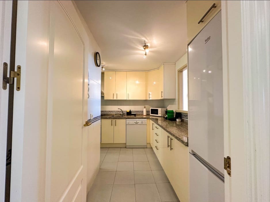 2 bedroom Apartment for sale in La Duquesa / Puerto de la Duquesa with pool garage - € 334,000 (Ref: 9499145)