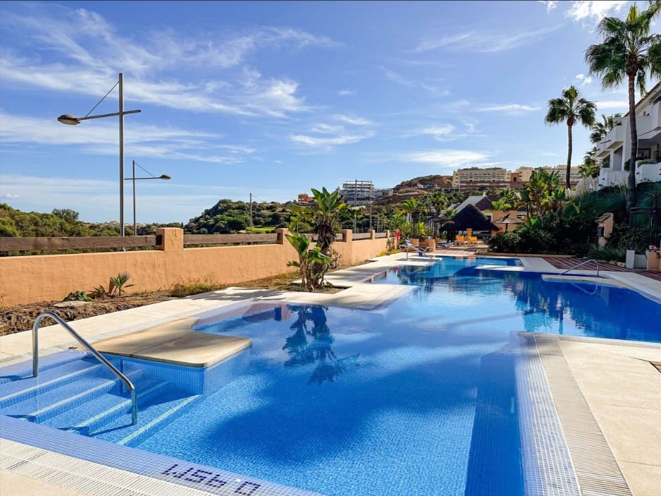 2 bedroom Apartment for sale in La Duquesa / Puerto de la Duquesa with pool garage - € 334,000 (Ref: 9499145)