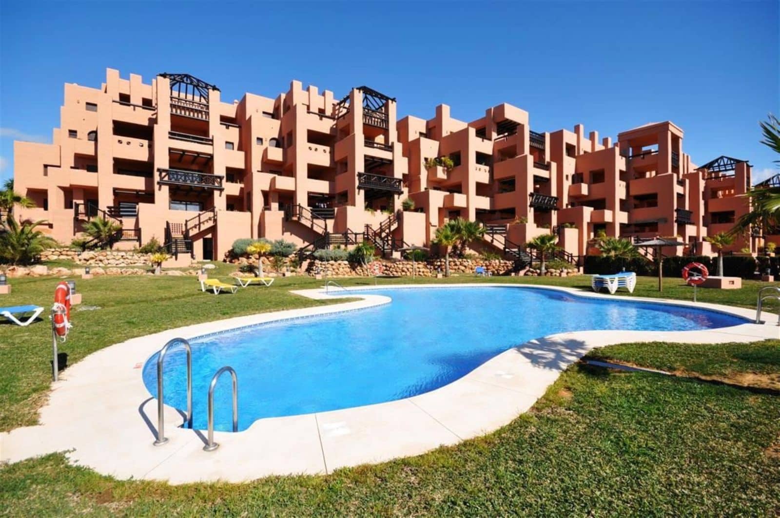 2 bedroom Apartment for sale in La Duquesa / Puerto de la Duquesa with pool - € 315,000 (Ref: 9499153)