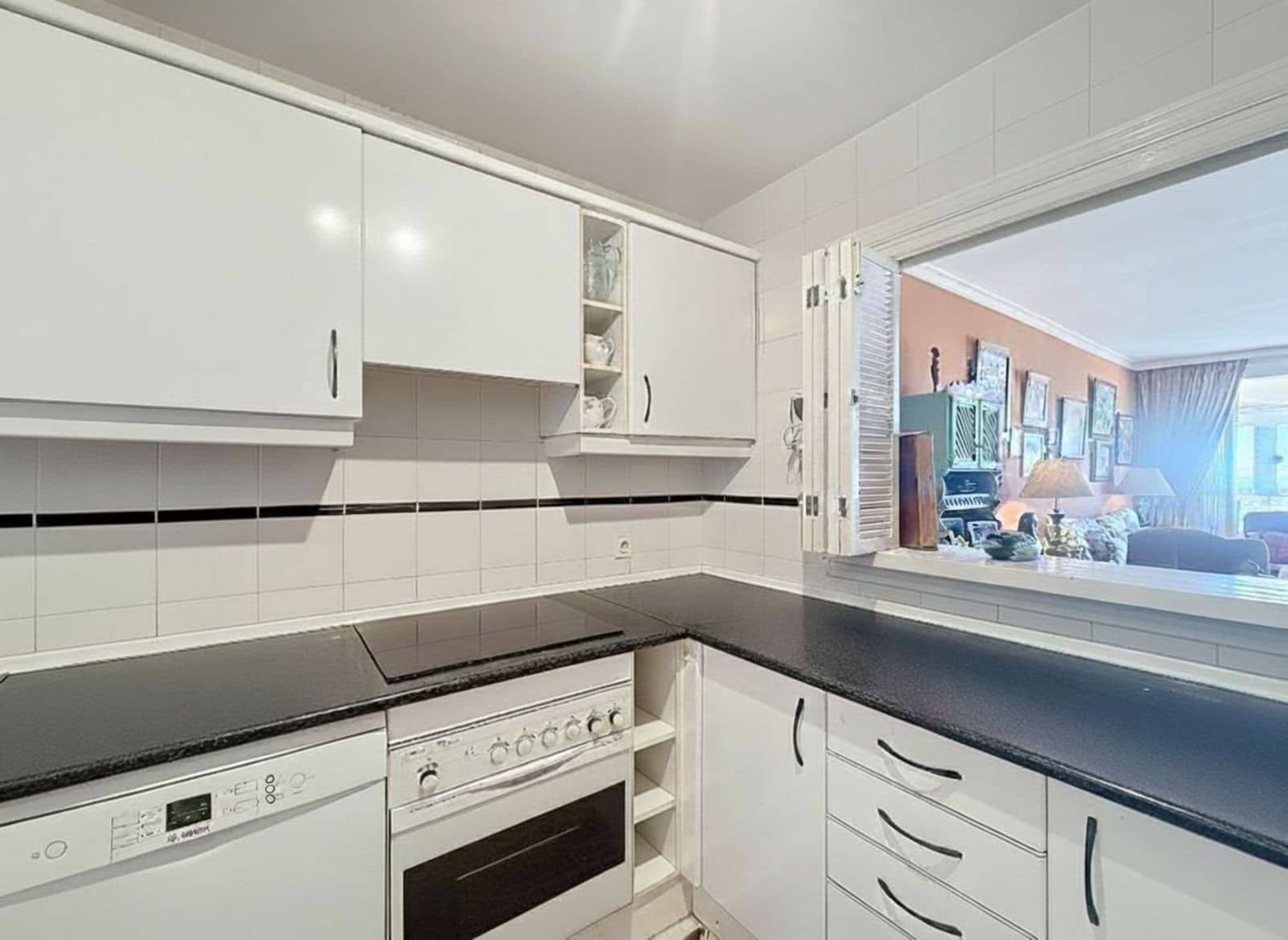 2 bedroom Apartment for sale in La Duquesa / Puerto de la Duquesa with pool - € 400,000 (Ref: 9503225)