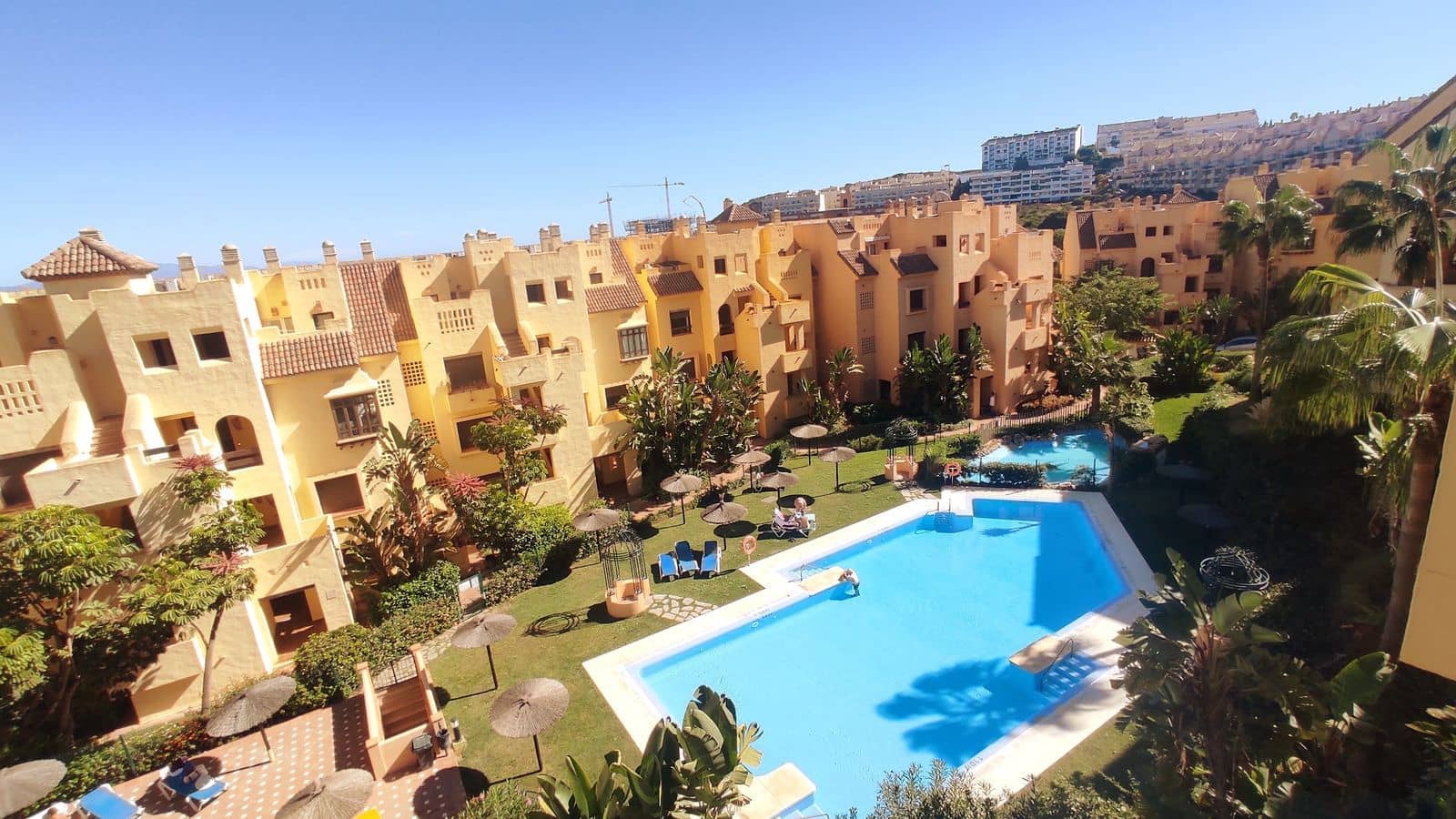 2 bedroom Apartment for sale in La Duquesa / Puerto de la Duquesa with garage - € 260,000 (Ref: 9503244)