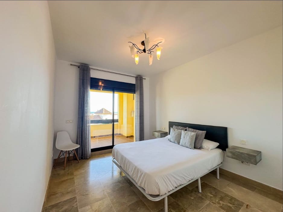 2 bedroom Apartment for sale in La Duquesa / Puerto de la Duquesa with pool garage - € 334,000 (Ref: 9503247)