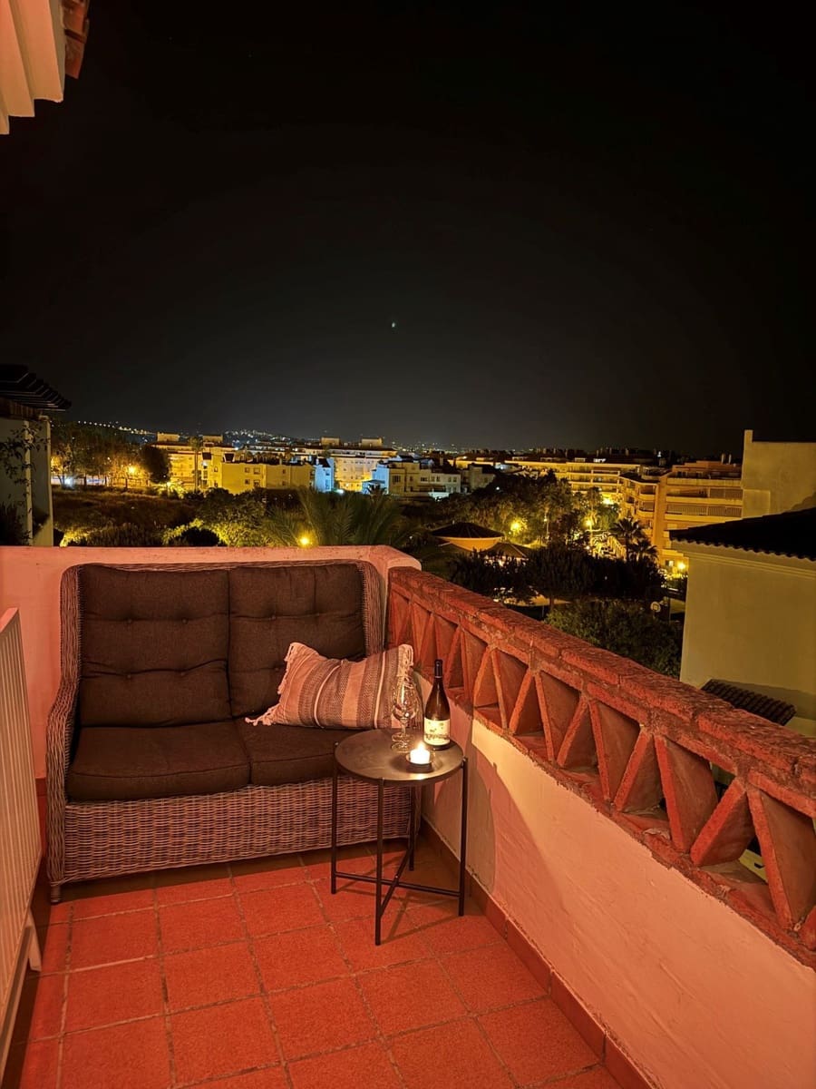 2 bedroom Penthouse for sale in La Duquesa / Puerto de la Duquesa with pool - € 295,000 (Ref: 9503250)