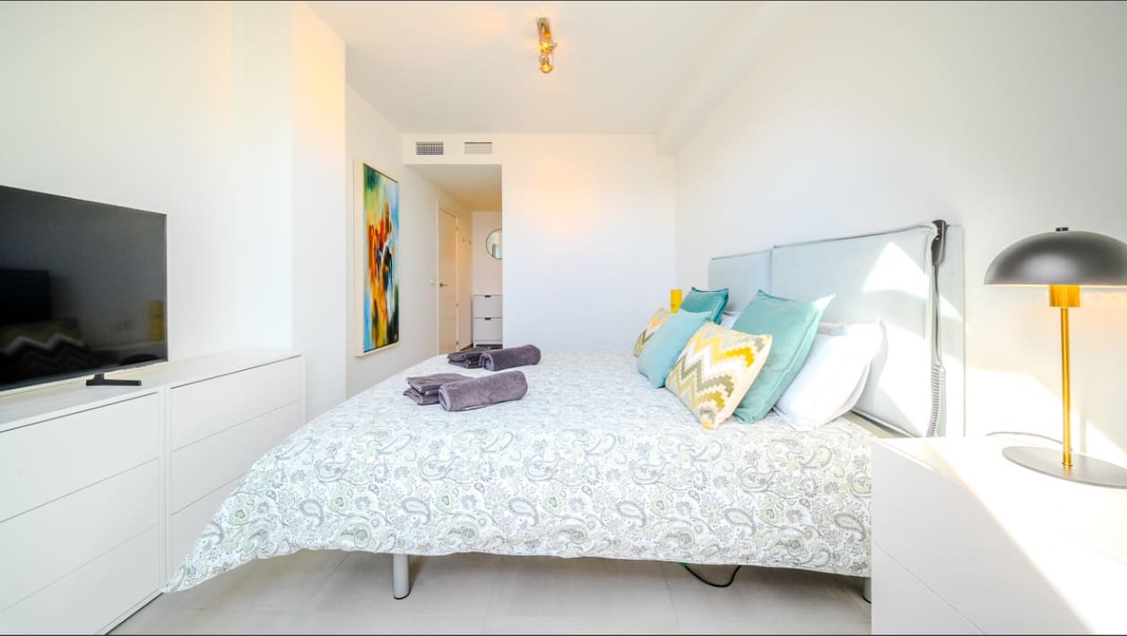 2 bedroom Penthouse for sale in La Duquesa / Puerto de la Duquesa with pool - € 380,000 (Ref: 9503303)