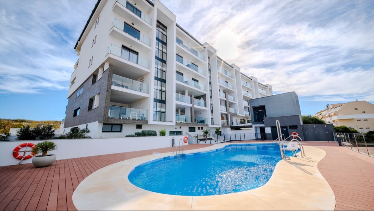 2 bedroom Penthouse for sale in La Duquesa / Puerto de la Duquesa with pool - € 380,000 (Ref: 9503303)