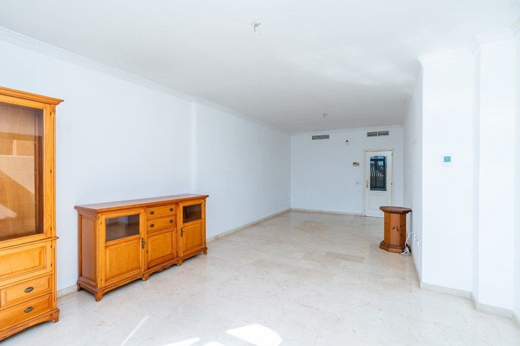 2 bedroom Apartment for sale in Elviria with pool - € 310,000 (Ref: 9503321)
