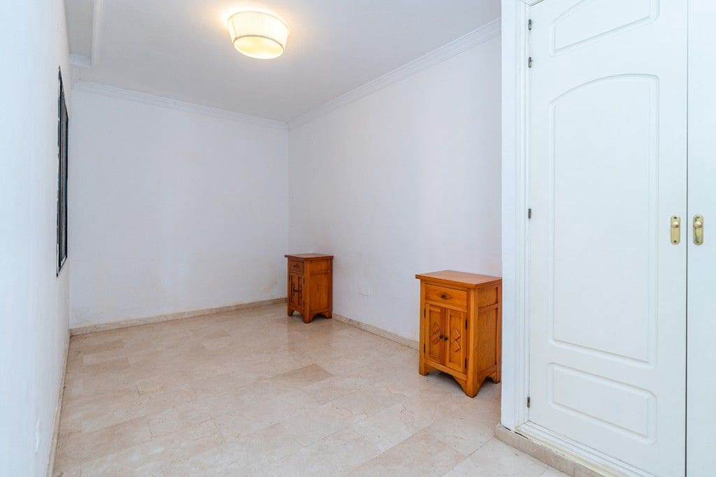 2 bedroom Apartment for sale in Elviria with pool - € 310,000 (Ref: 9503321)