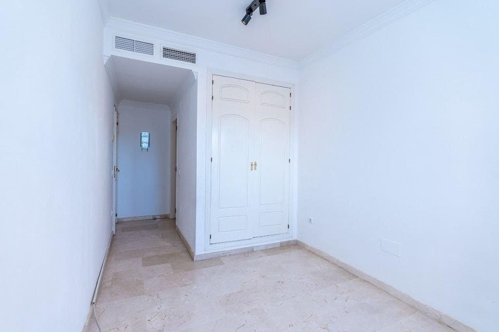 2 bedroom Apartment for sale in Elviria with pool - € 310,000 (Ref: 9503321)