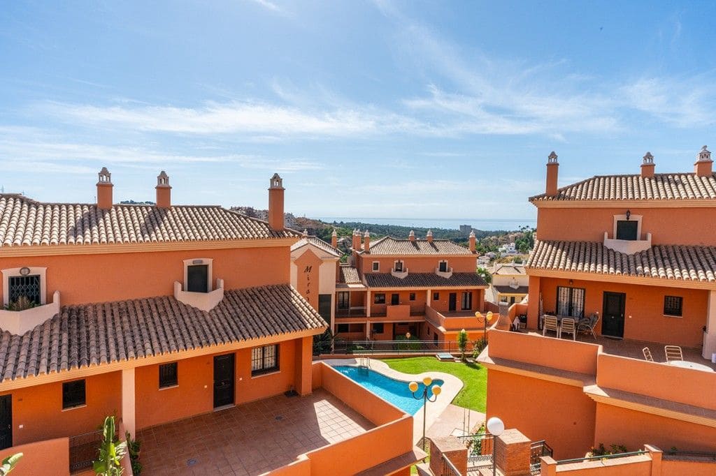 2 bedroom Apartment for sale in Elviria with pool - € 310,000 (Ref: 9503321)