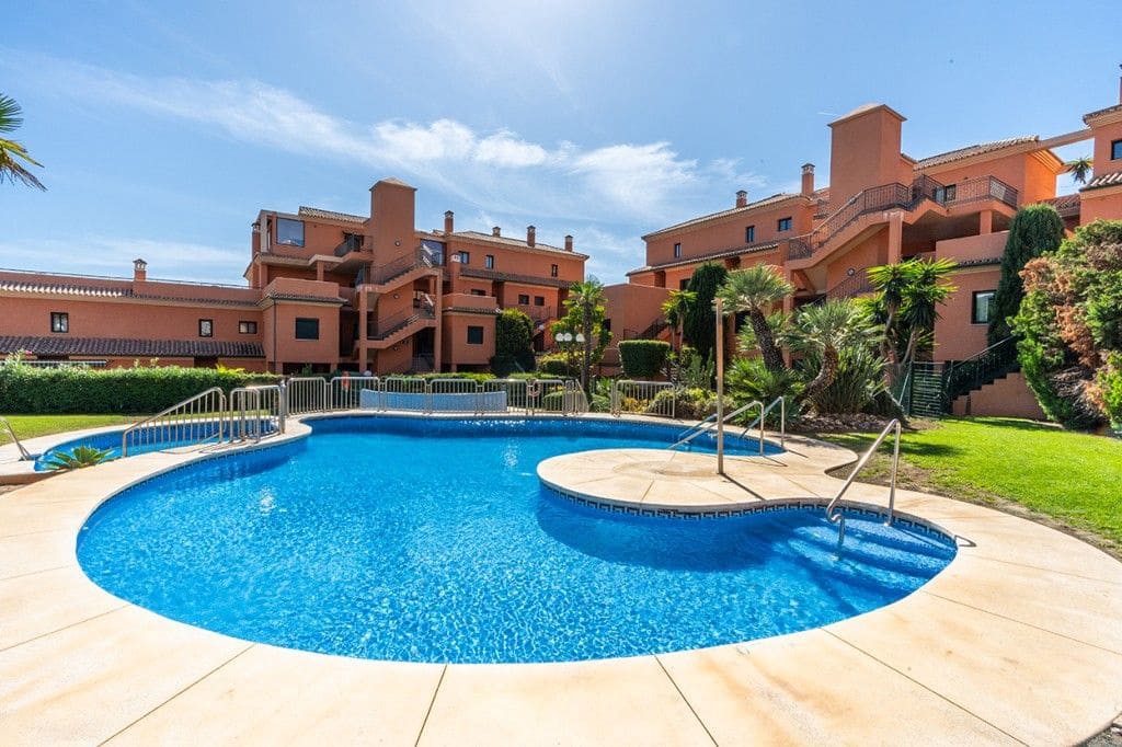 2 bedroom Apartment for sale in Elviria with pool - € 310,000 (Ref: 9503321)