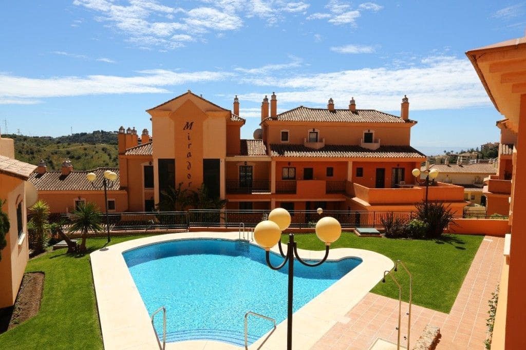 2 bedroom Apartment for sale in Elviria with pool - € 310,000 (Ref: 9503321)