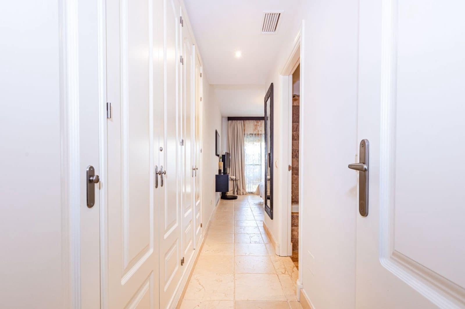 2 bedroom Apartment for sale in Benahavis with pool garage - € 450,000 (Ref: 9506189)