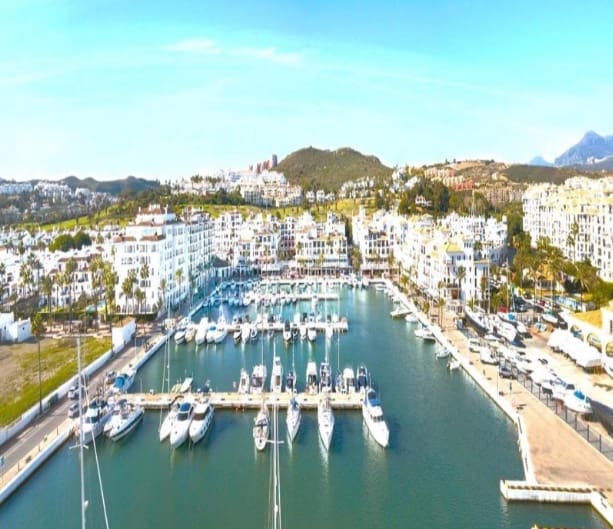 2 bedroom Apartment for sale in La Duquesa / Puerto de la Duquesa with garage - € 292,000 (Ref: 9506211)