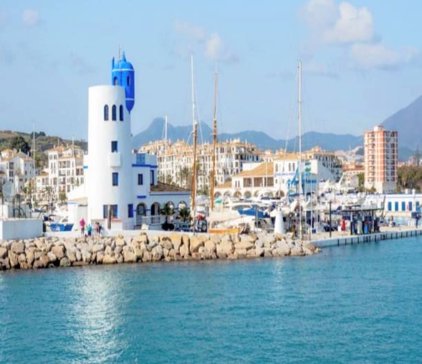 2 bedroom Apartment for sale in La Duquesa / Puerto de la Duquesa with garage - € 292,000 (Ref: 9506211)