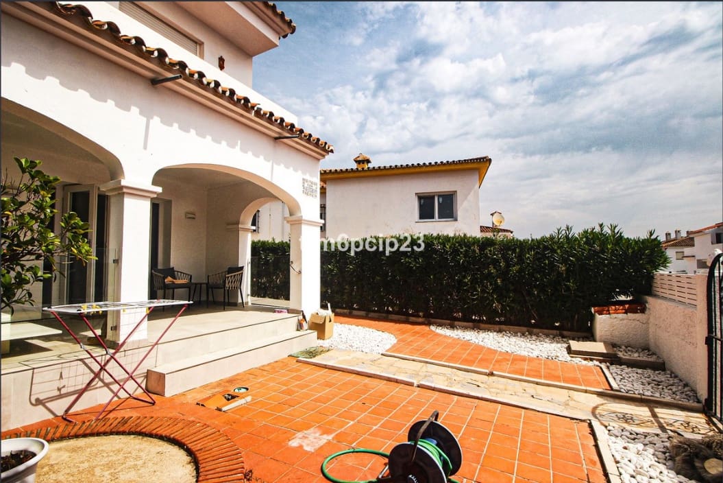 Pareado de 3 habitaciones en La Duquesa / Puerto de la Duquesa en venta con garaje - 399.000 € (Ref: 9506360)
