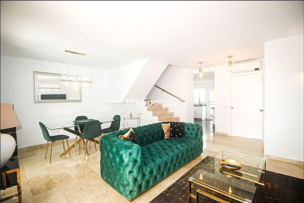 3 soveværelse Semi-Rækkehus til salg i La Duquesa / Puerto de la Duquesa med garage - € 399.000 (Ref: 9521771)