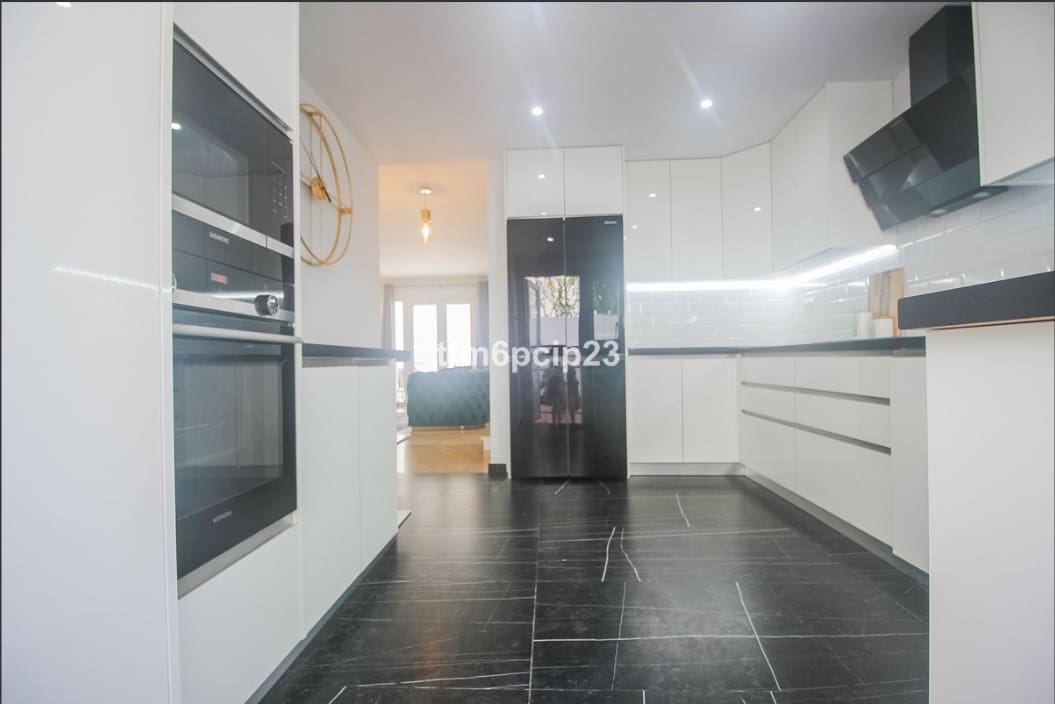 3 soveværelse Semi-Rækkehus til salg i La Duquesa / Puerto de la Duquesa med garage - € 399.000 (Ref: 9521771)