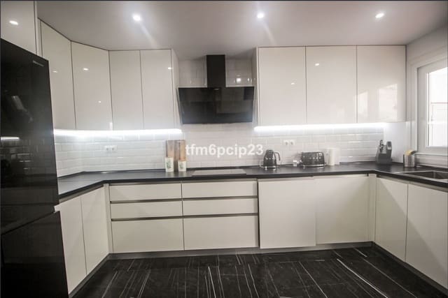 3 soveværelse Semi-Rækkehus til salg i La Duquesa / Puerto de la Duquesa, Manilva med garage - € 399.000 (Ref: 9521771)