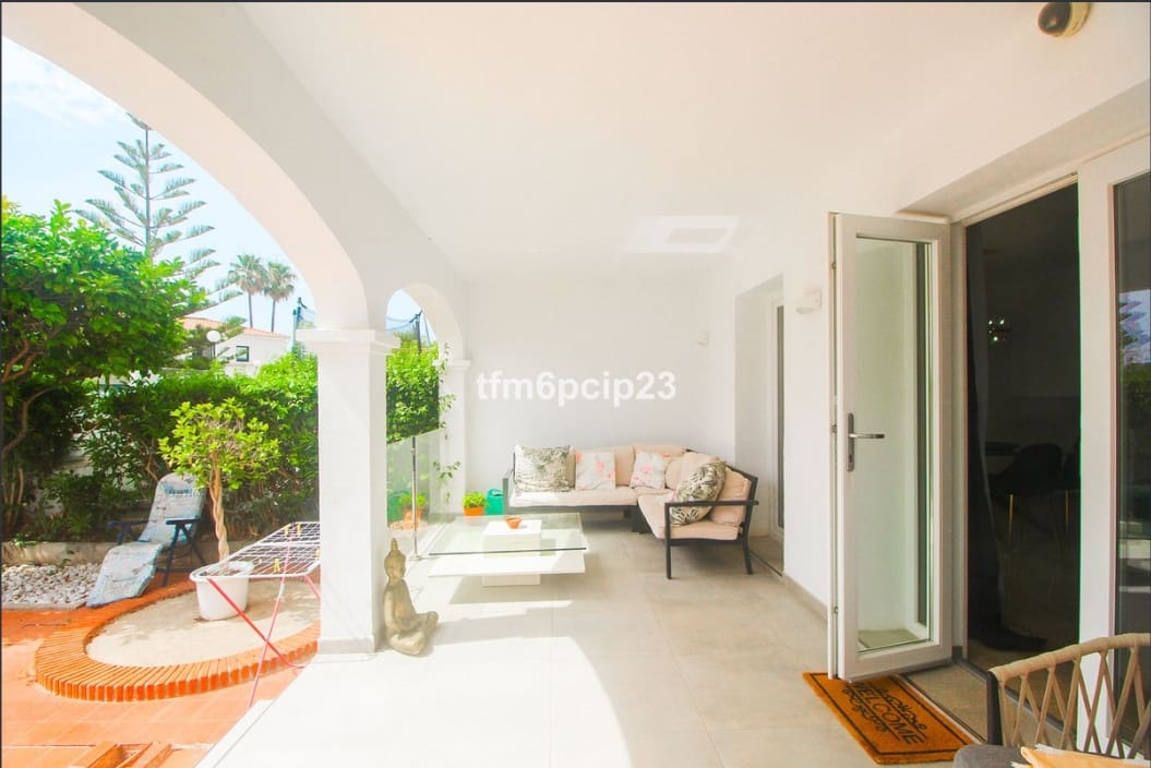 3 soverom Kjedet enebolig til salgs i La Duquesa / Puerto de la Duquesa med garasje - € 399 000 (Ref: 9537434)