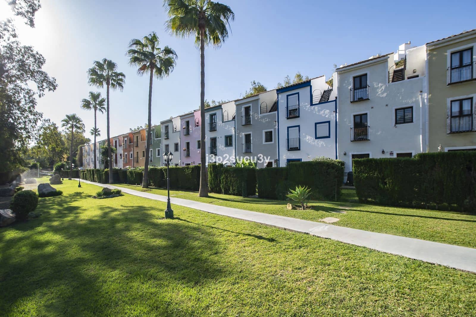 3 soveværelse Semi-Rækkehus til salg i Casares med swimmingpool garage - € 369.000 (Ref: 9538875)