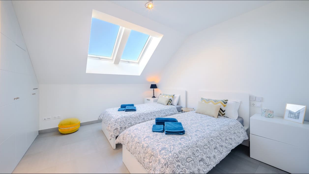 2 chambre Penthouse à vendre à La Duquesa / Puerto de la Duquesa avec piscine - 380 000 € (Ref: 9571909)