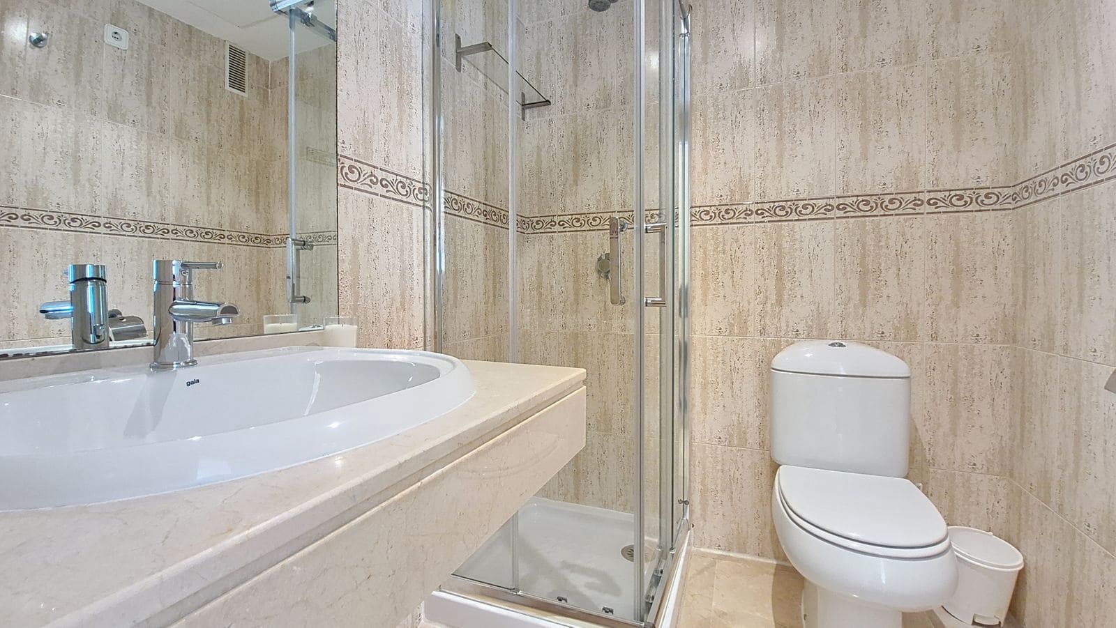 3 chambre Penthouse à vendre à La Duquesa / Puerto de la Duquesa avec piscine - 395 000 € (Ref: 9575082)