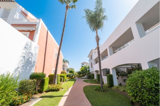 2 sovrum Takvåning till salu i Estepona med pool - 419 000 € (Ref: 9584618)
