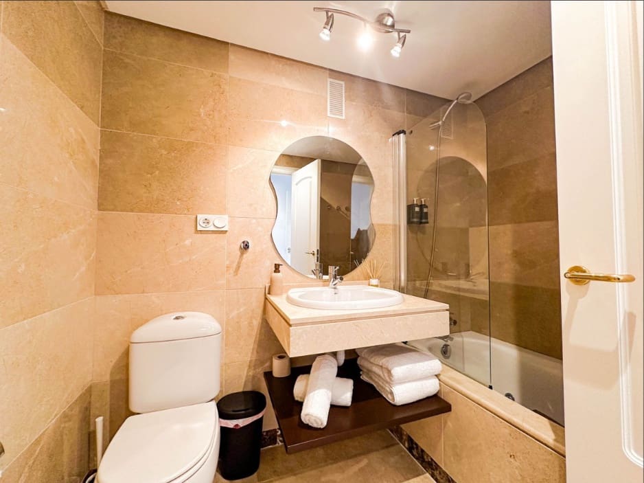 2 slaapkamer Appartement te koop in La Duquesa / Puerto de la Duquesa met zwembad garage - € 309.000 (Ref: 9588409)