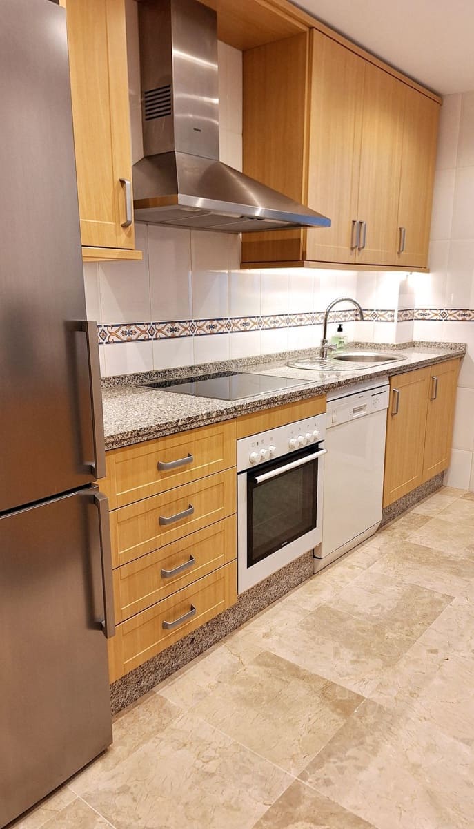 2 sypialnia Apartament na sprzedaż w La Duquesa / Puerto de la Duquesa z basenem - 295 000 € (Ref: 9588410)