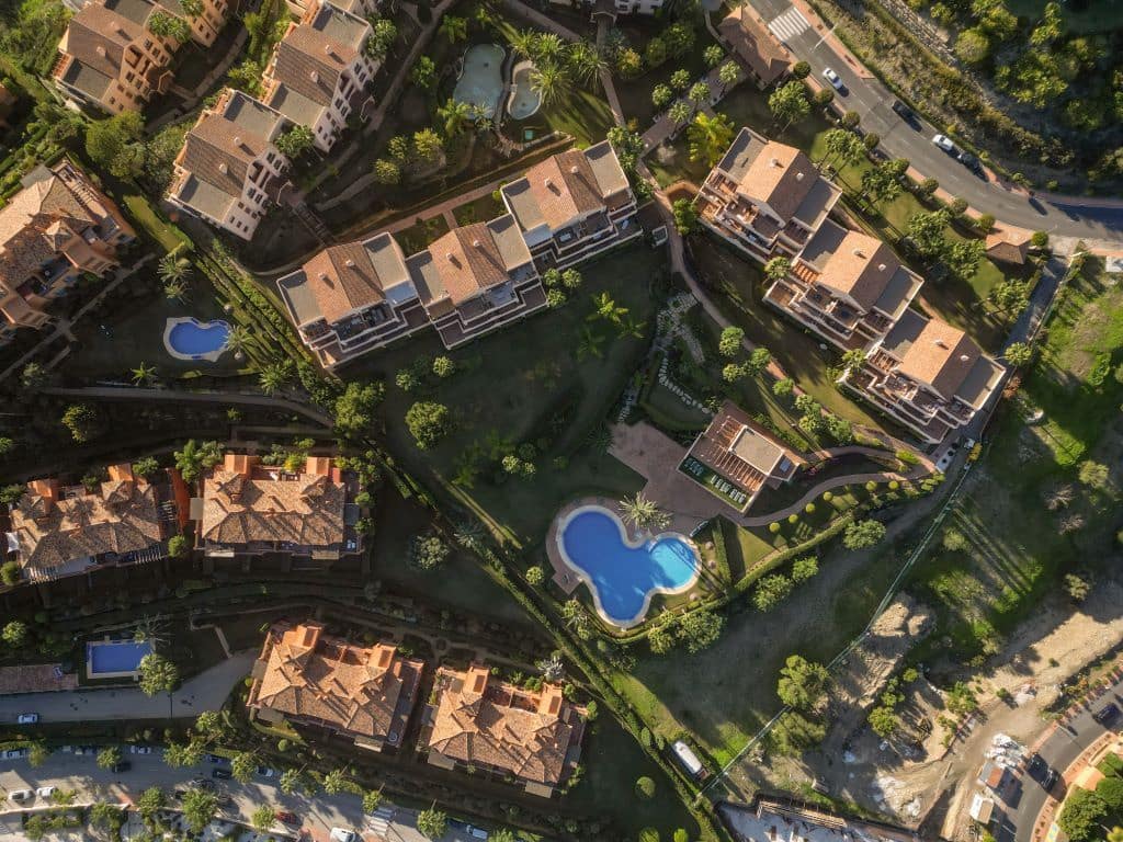 2 bedroom Apartment for sale in Benahavis with pool garage - € 435,000 (Ref: 9599940)