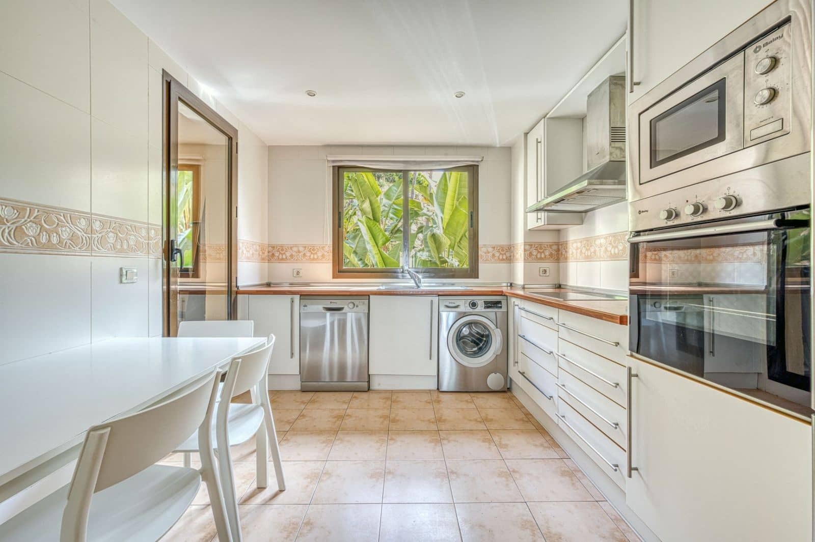 2 bedroom Apartment for sale in Benahavis with pool garage - € 435,000 (Ref: 9599940)