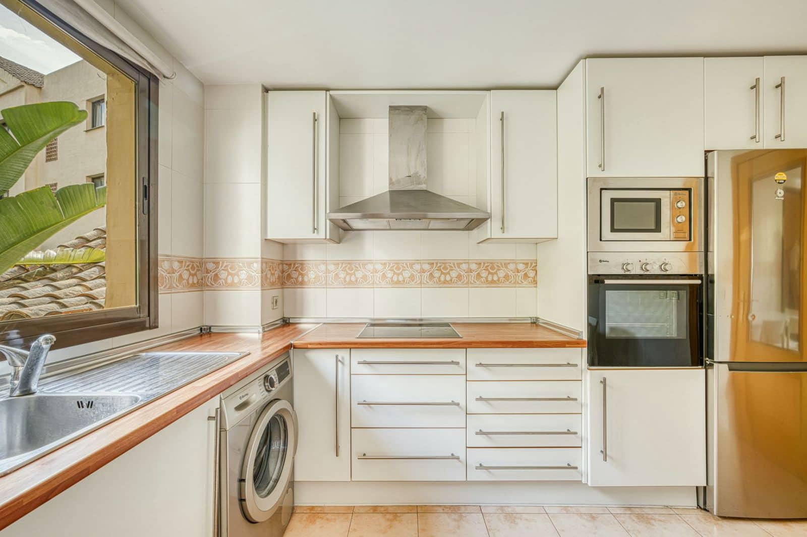 2 bedroom Apartment for sale in Benahavis with pool garage - € 435,000 (Ref: 9599940)