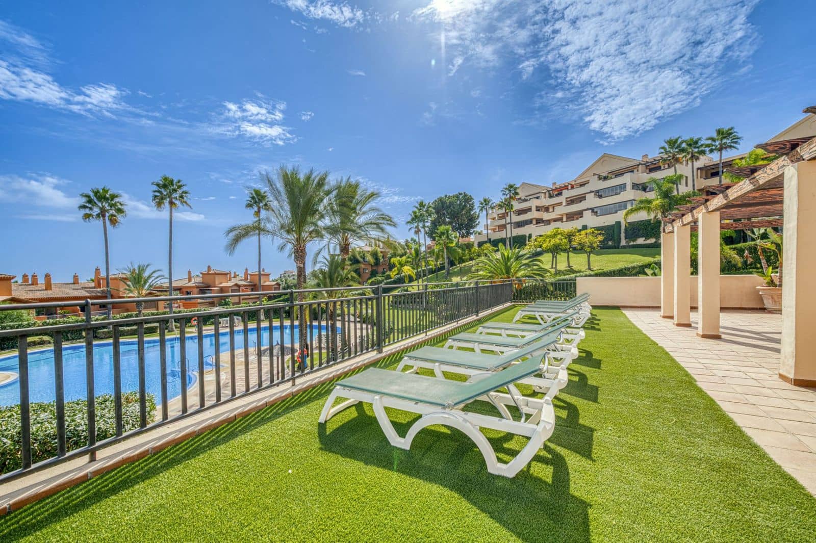 2 bedroom Apartment for sale in Benahavis with pool garage - € 435,000 (Ref: 9599940)