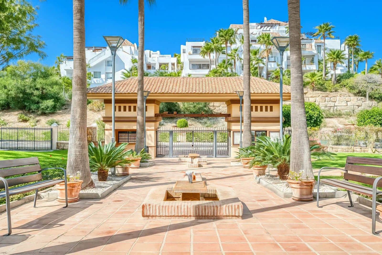 2 bedroom Apartment for sale in Benahavis with pool garage - € 435,000 (Ref: 9599940)