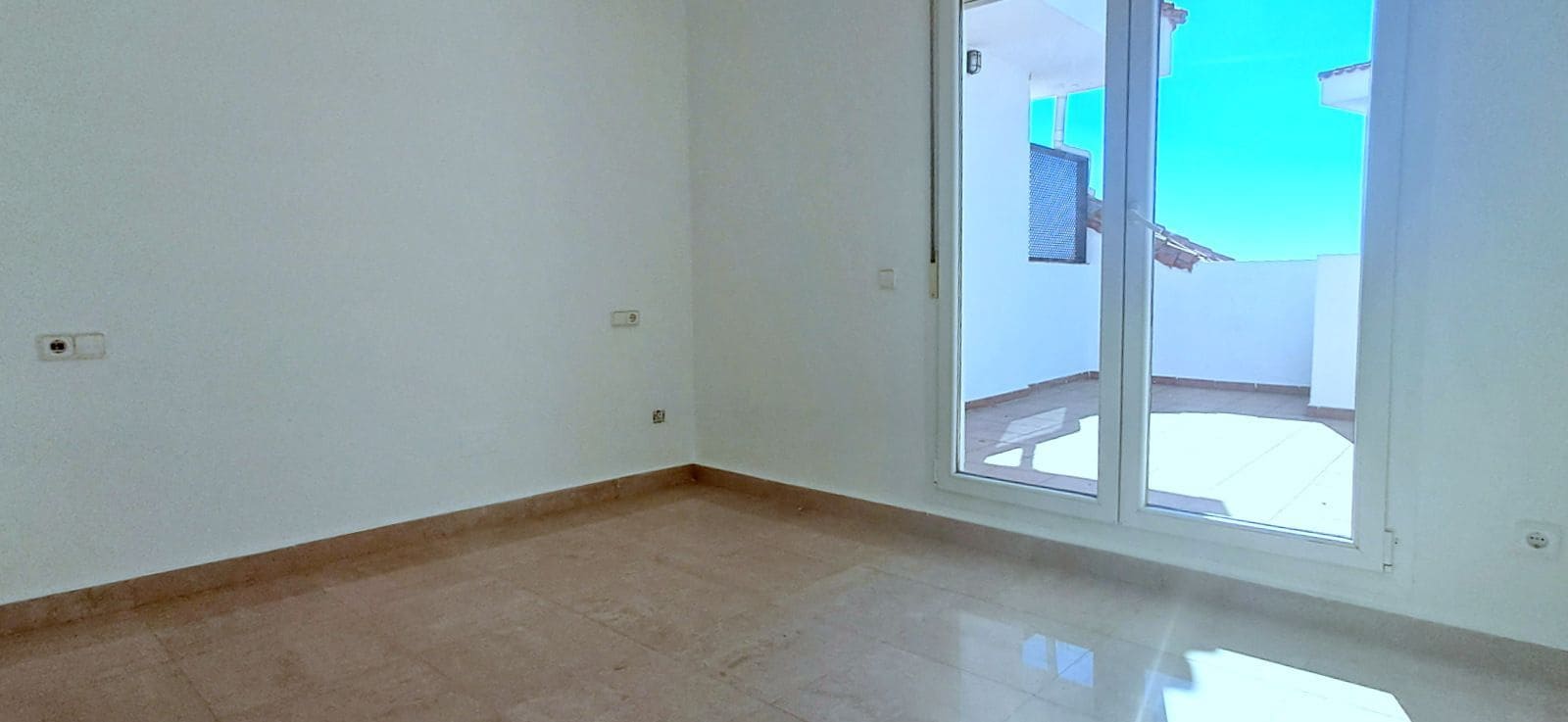 2 sovrum Lägenhet till salu i La Duquesa / Puerto de la Duquesa med pool - 210 000 € (Ref: 9606305)