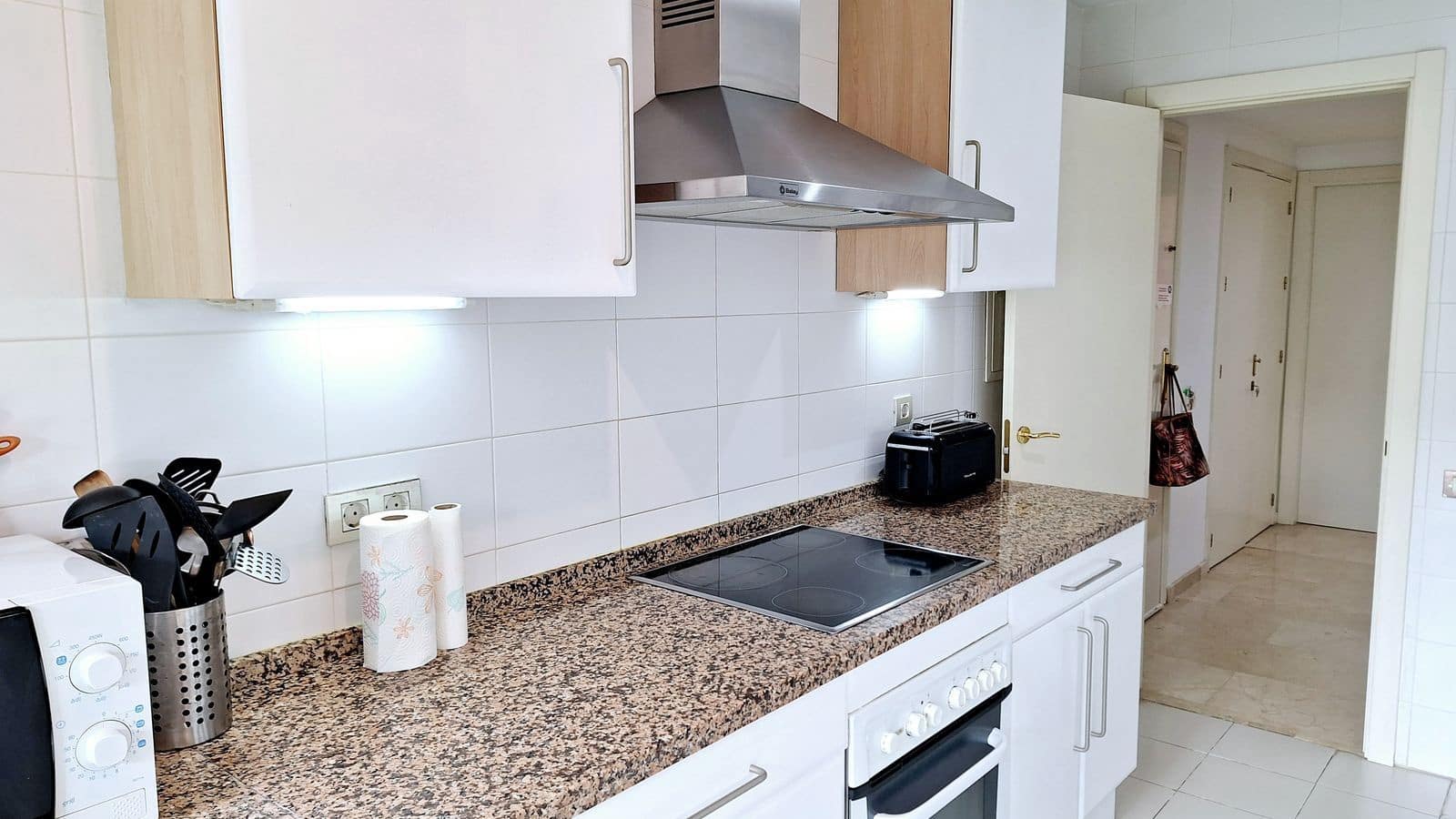 2 bedroom Apartment for sale in La Duquesa / Puerto de la Duquesa with pool - € 484,000 (Ref: 9616720)