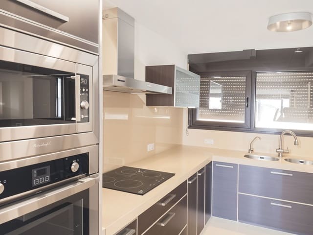 4 makuuhuone Kattohuoneisto myytävänä paikassa Estepona mukana uima-altaan - 395 000 € (Ref: 9616776)